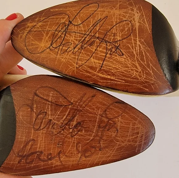 Loretta lynn double signed stage shoes with coa also signed by her. - Picture 2 of 9